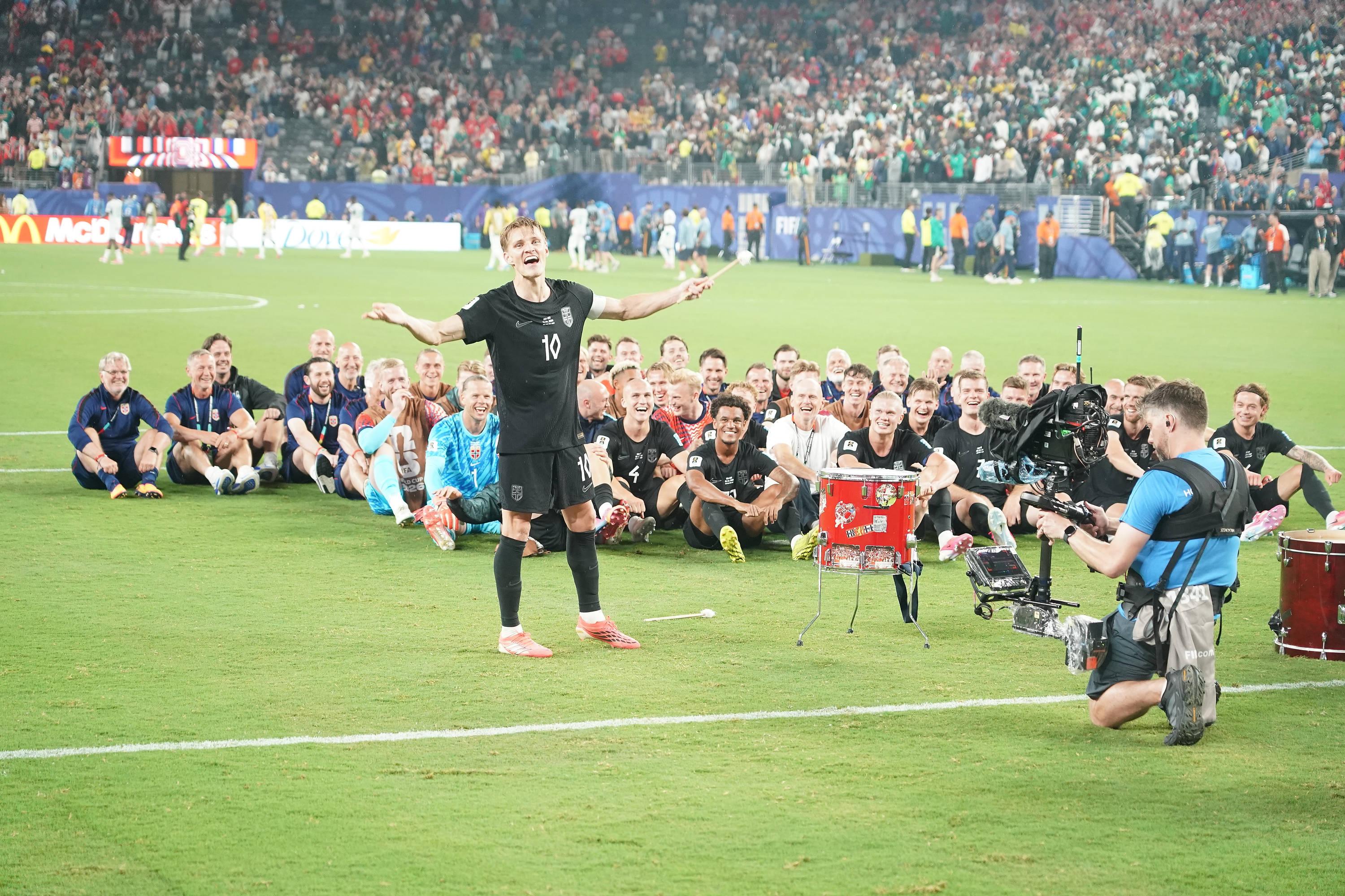 Jogadores fazem remada viking - As melhores imagens do Noruega-Senegal