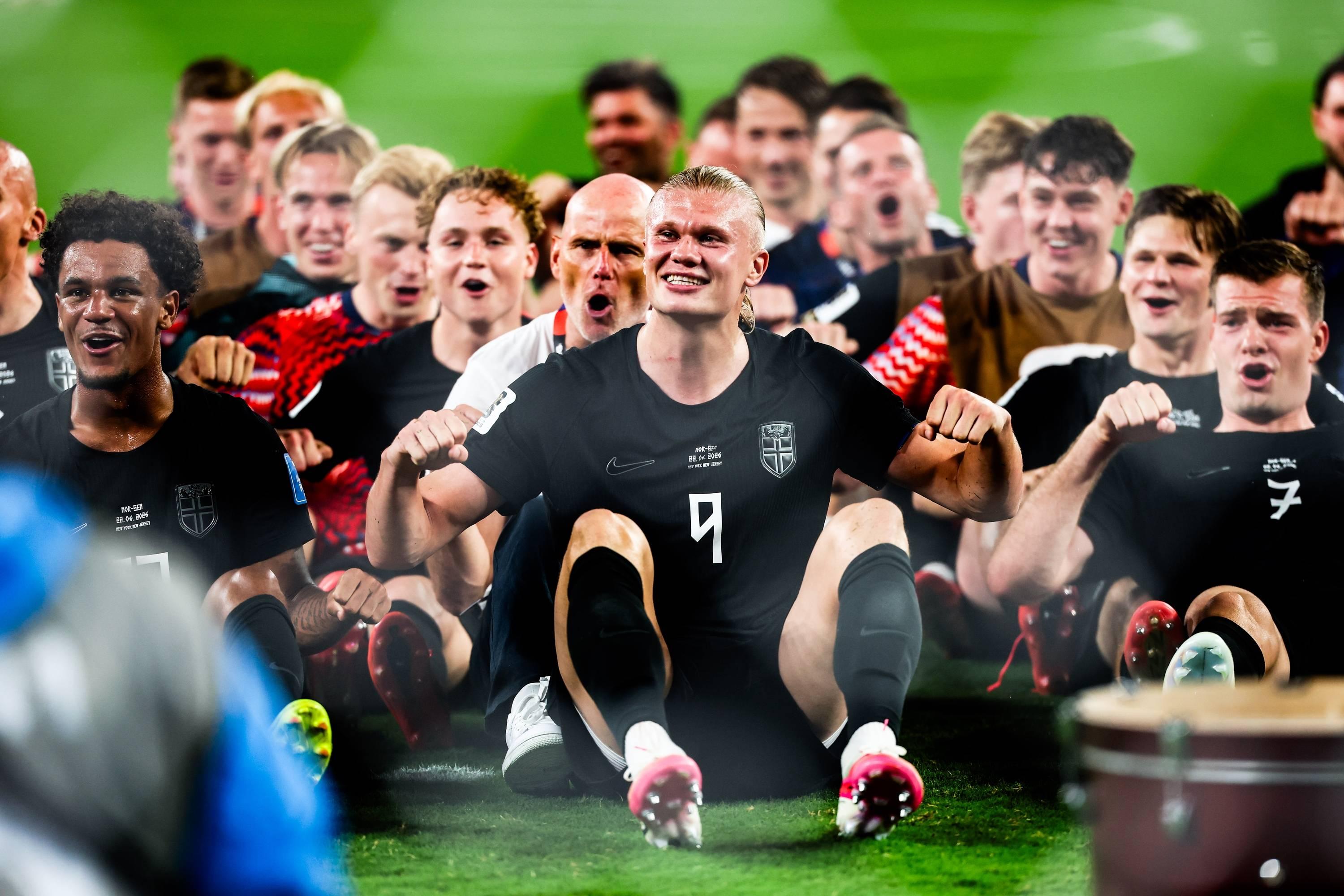 Jogadores fazem remada viking - As melhores imagens do Noruega-Senegal