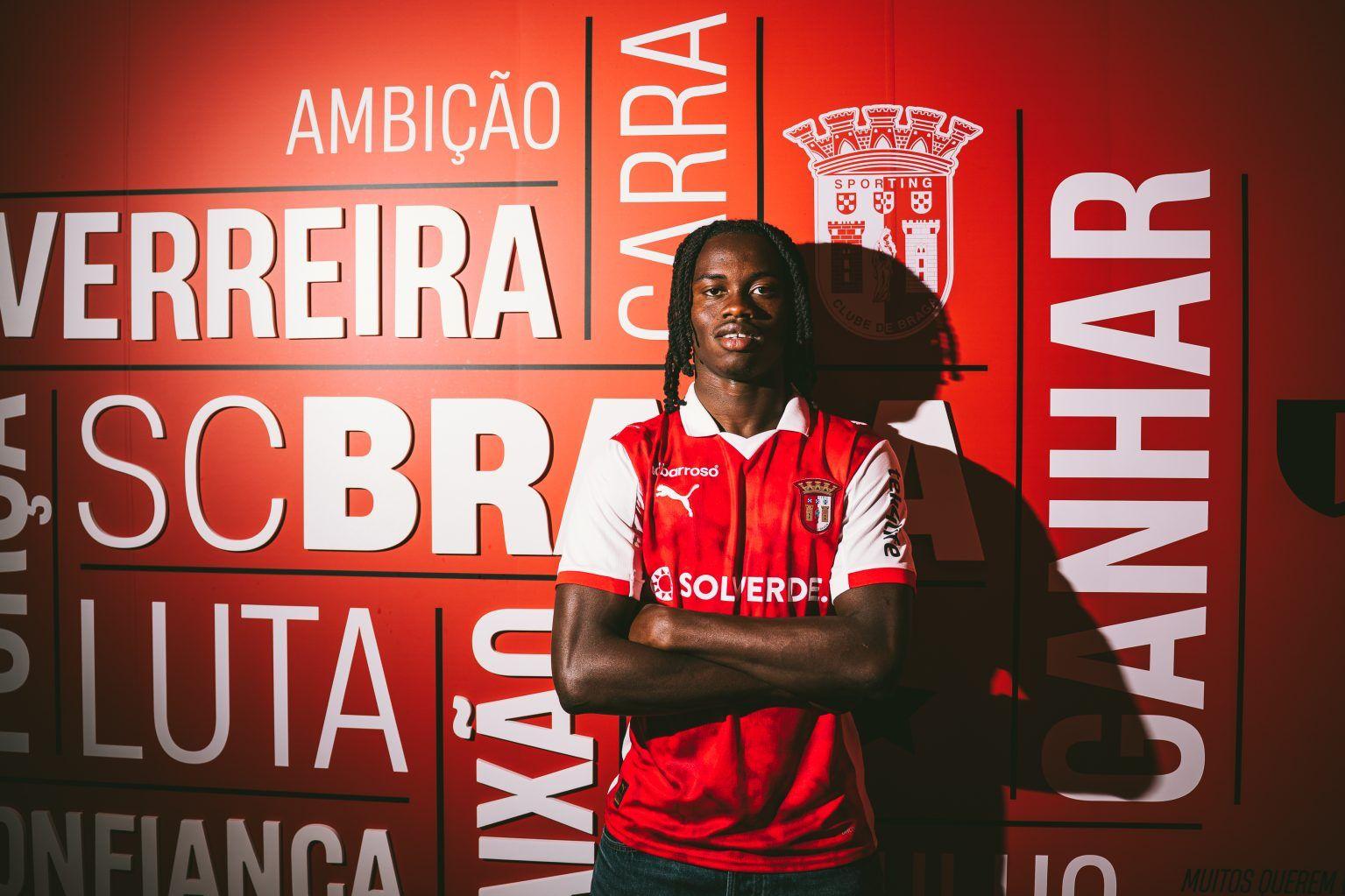Flinto Costa é aposta de presente e de futuro do SC Braga, clube com o qual renovou até 2031 — Foto: SC Braga