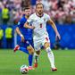 Harry Kane bisou no jogo da primeira jornada frente à Croácia - FOTO:IMAGO