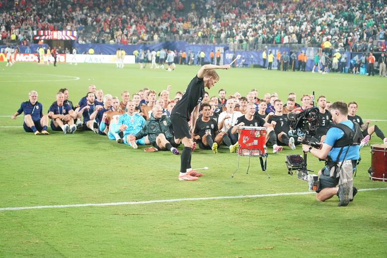 Jogadores fazem remada viking - As melhores imagens do Noruega-Senegal