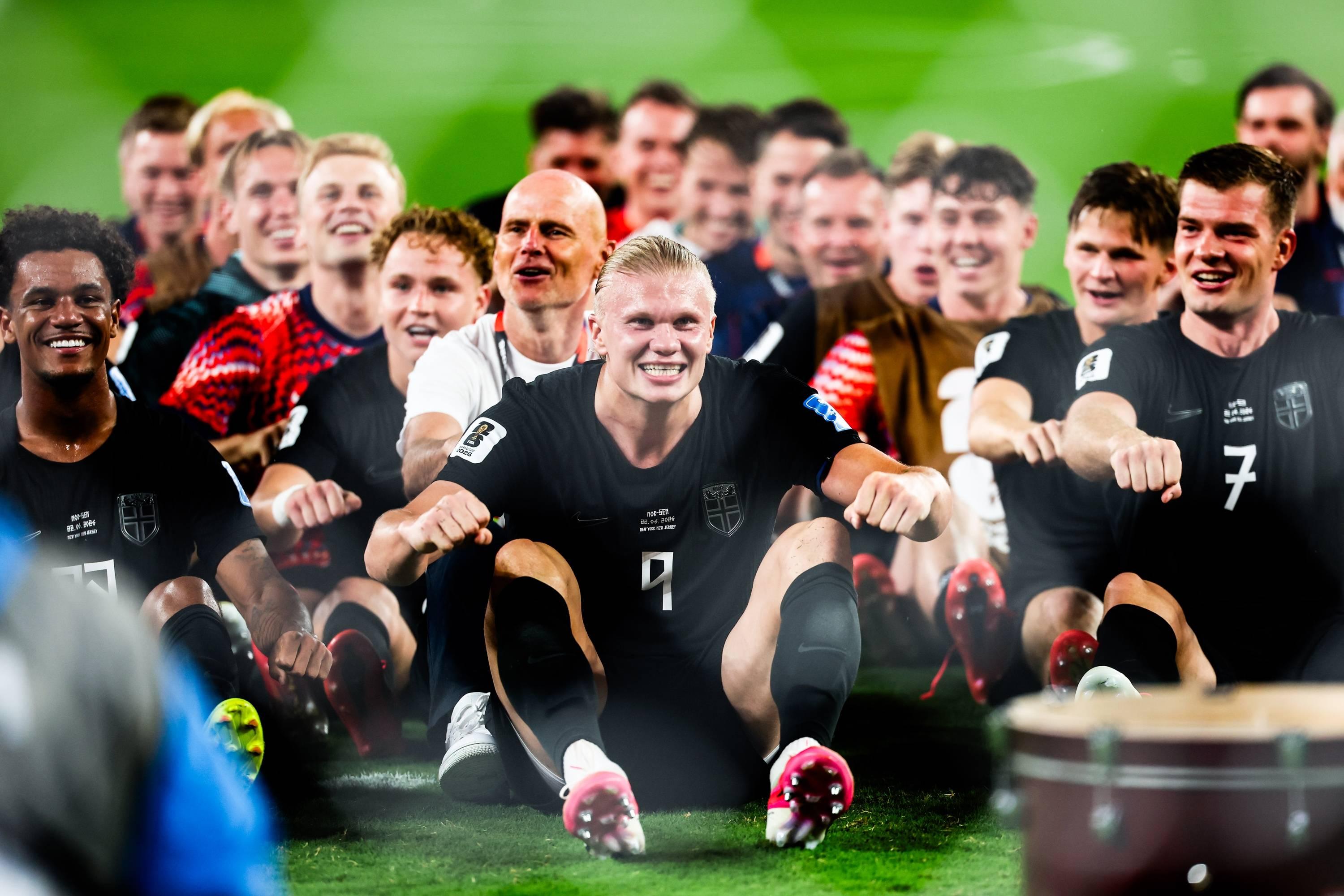 Jogadores fazem remada viking -  As melhores imagens do Noruega-Senegal
