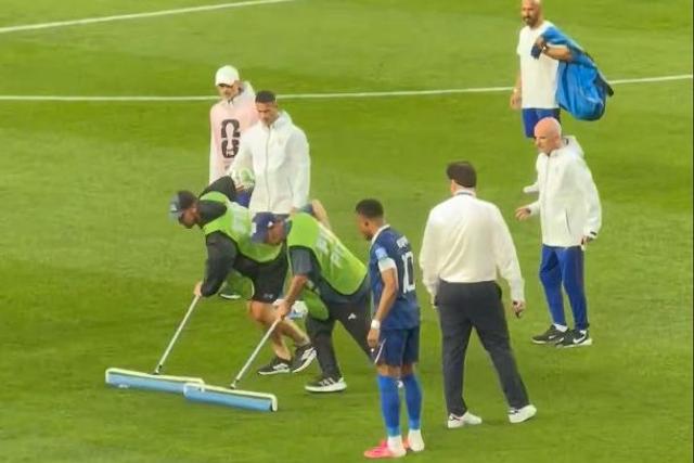 Mbappé irritado com a limpeza do relvado no regresso após tempestade