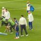 Mbappé irritado com a limpeza do relvado no regresso após tempestade