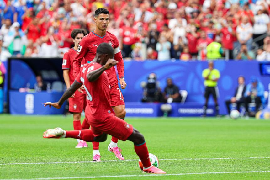 O momento do livre de Ronaldo - Foto: IMAGO