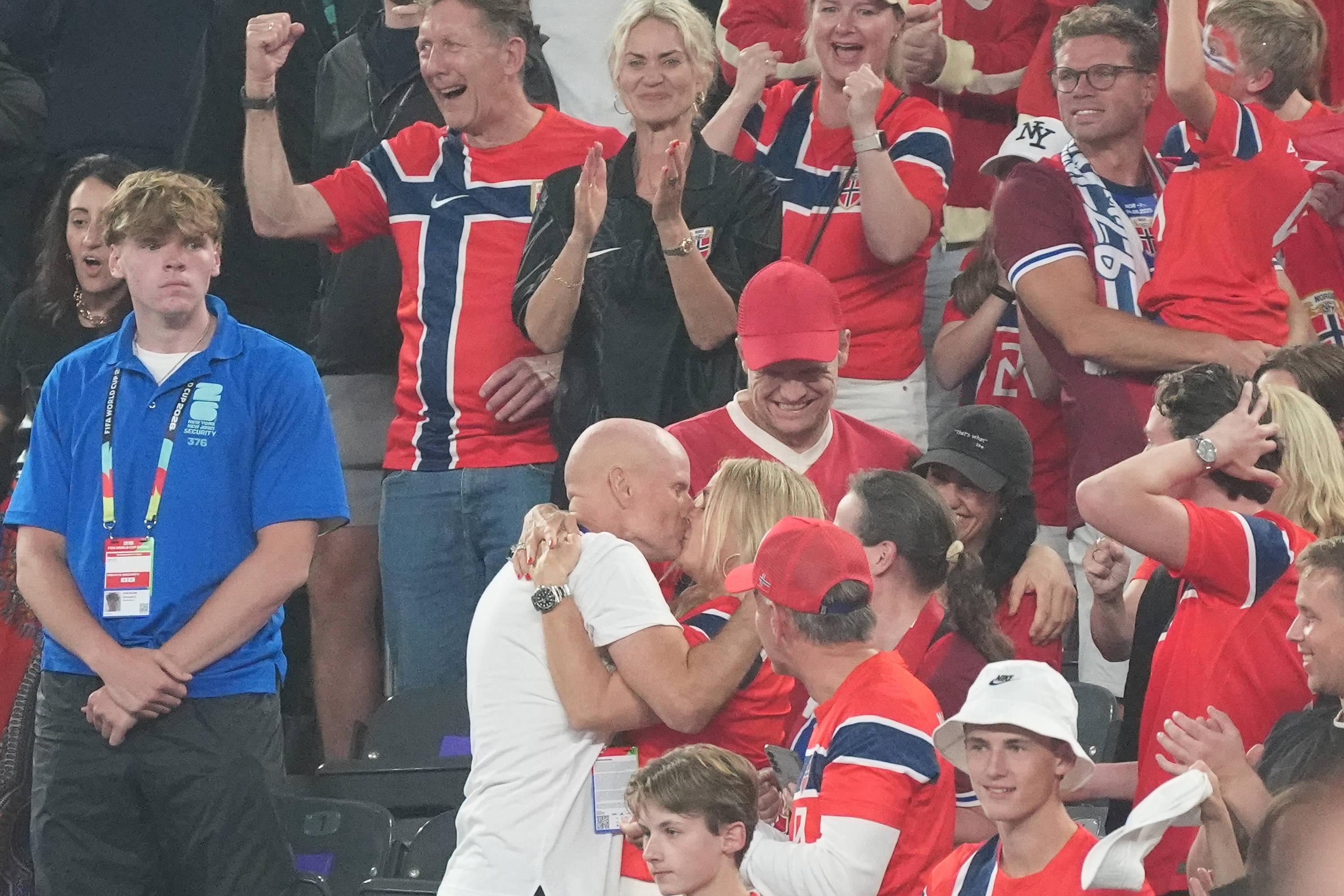 Stale Solbakken correu para a bancada para abraçar a mulher - Imago