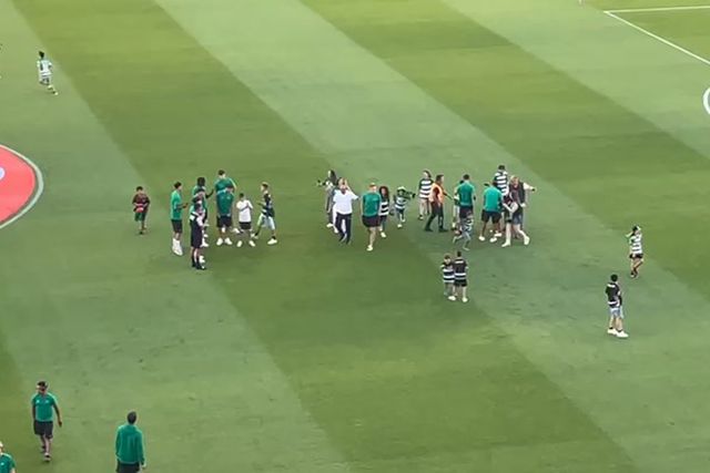 Gyokeres retirado do relvado após invasão de vários adeptos