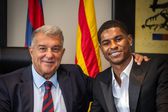 Marcus Rashford ao lado de Laporta. Foto Barcelona