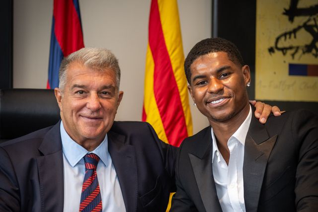Marcus Rashford ao lado de Laporta. Foto Barcelona