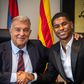 Marcus Rashford ao lado de Laporta. Foto Barcelona