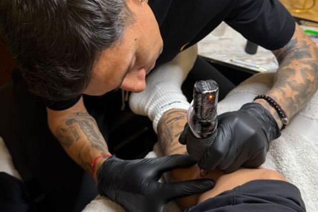 Fotos: Prestianni deixou-se tatuar por Di María e Otamendi