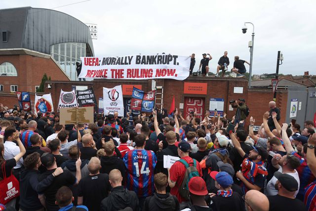 Adeptos do Crystal Palace revoltados contra a UEFA