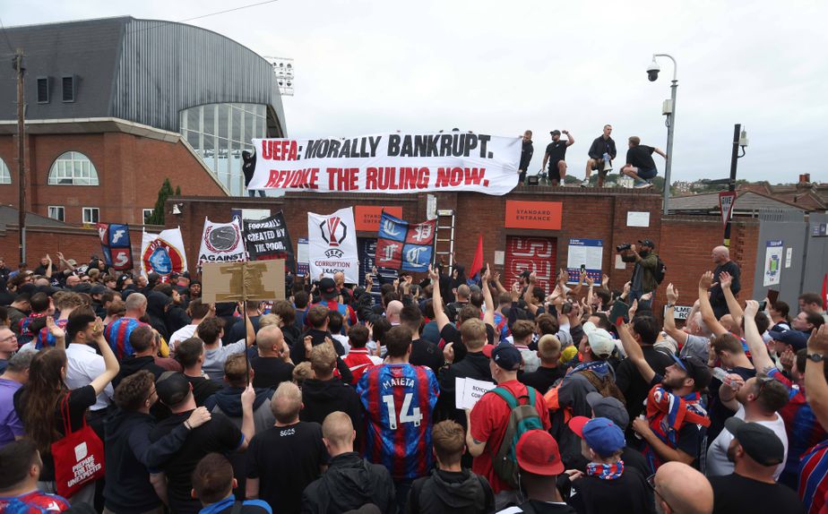 Adeptos do Crystal Palace revoltados contra a UEFA