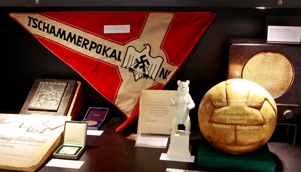 Vitrina do Rapid Viena dedicada ao Campeonato Alemão durante a Segunda Guerra Mundial e a bola do jogo da final do campeonato alemão no Estádio Olímpico, em 1941, contra o FC Schalke 04