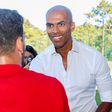 Se dispensa apresentações, porque é que o apresentam?