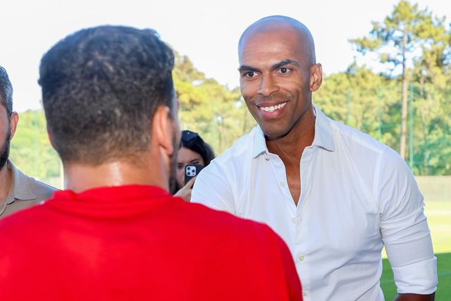 Se dispensa apresentações, porque é que o apresentam?