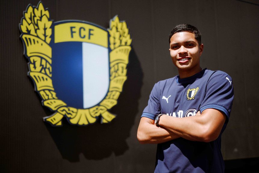 Esquerdino é a mais recente aposta dos azuis e brancos do Minho para o eixo da retaguarda (Foto: Famalicão)