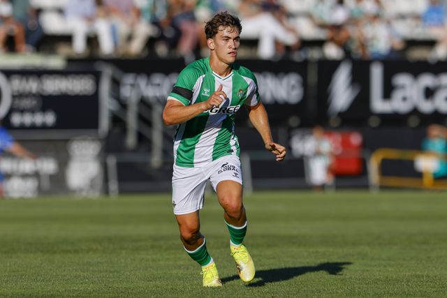 Mateo Flores com a camisola do Betis