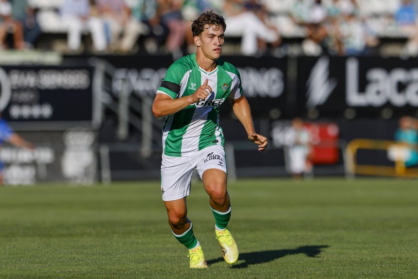 Mateo Flores com a camisola do Betis