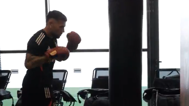 Round 2? Otamendi deu assim as boas-vindas a Richard Ríos (vídeo)