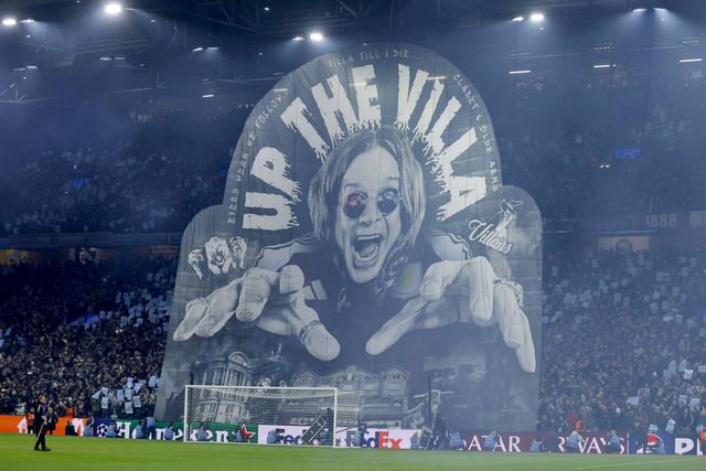 Banner de Ozzy Osbourne, exibido antes do jogo da Fase de Grupos da Liga dos Campeões da UEFA entre o Aston Villa e o Celtic, em Villa Park, a 29 de janeiro de 2025