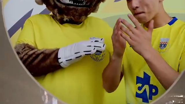 Há caso 'kisscam' em Arouca? Não, é a apresentação de um reforço