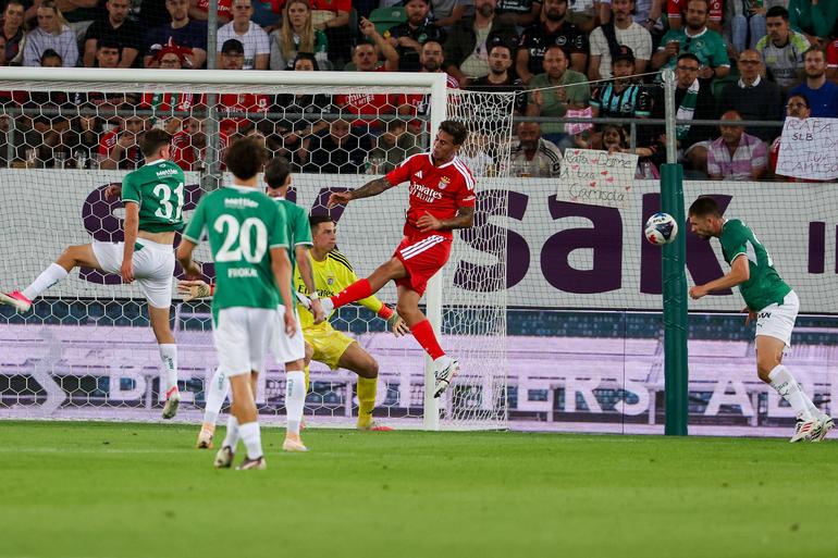 Tom Gaal completamente solto na área cabeceia para o golo da vitória do St. Gallen diante do Benfica - Foto: IMAGO