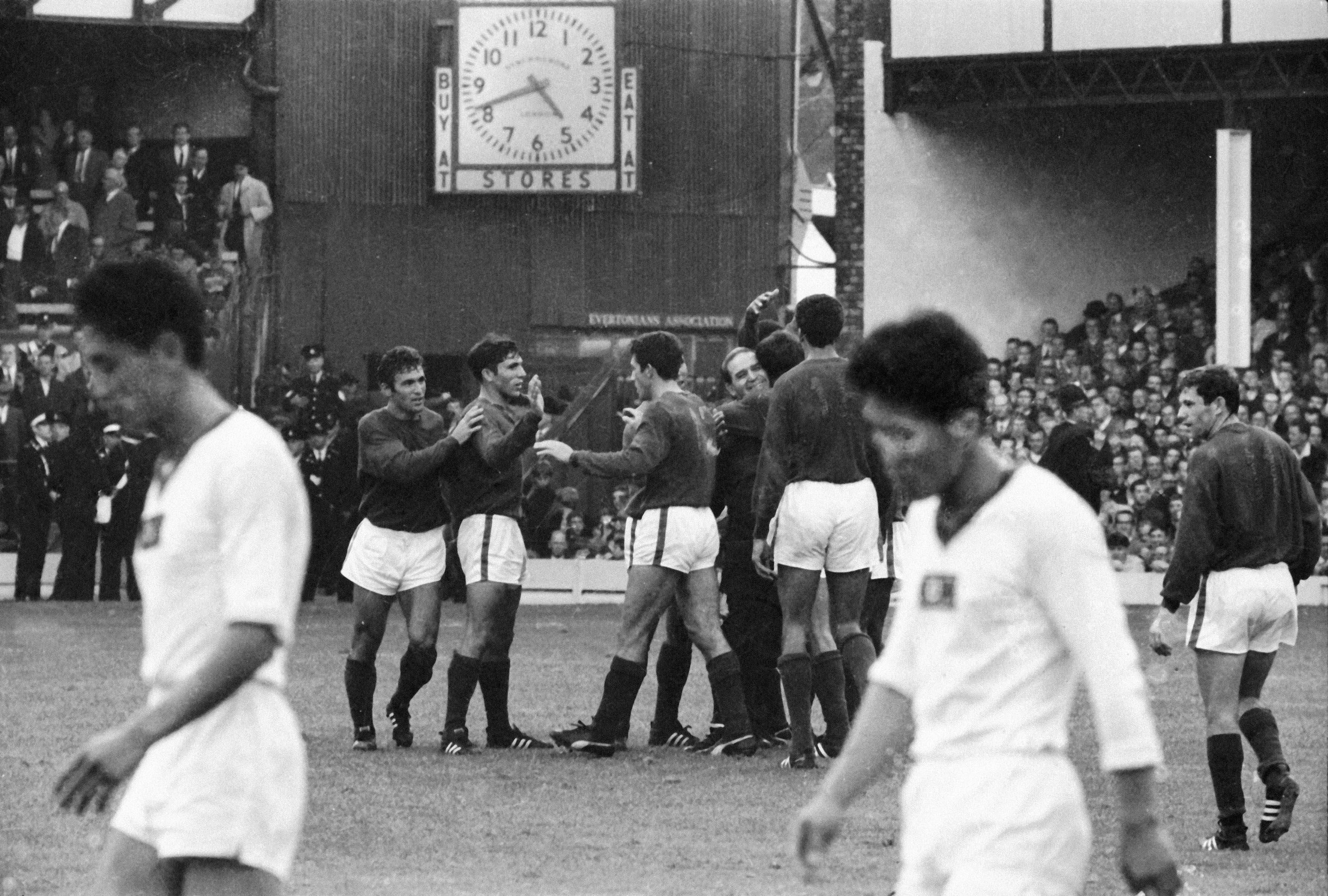 Festa portuguesa em Goodison Park, Liverpool, depois de triunfo sobre a Coreia do Norte (5-3), em 1966 - Foto: A BOLA