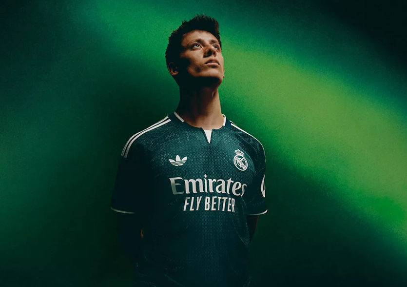 Arda Guler com a camisola alternativa do Real Madrid para 2026/27 - Foto: Real Madrid