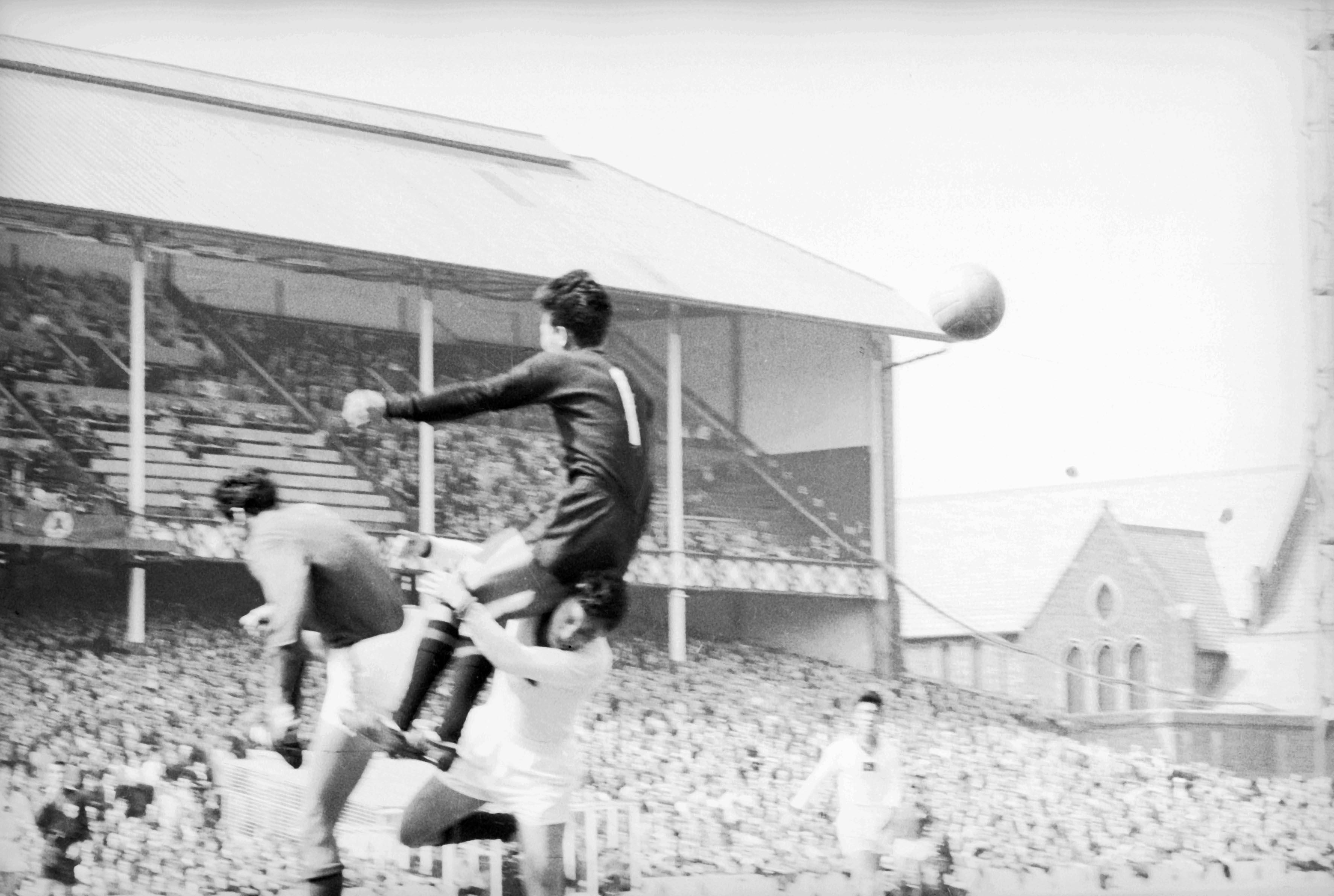 Li Chan Myung, guarda-redes coreano, salta com José Torres no Portugal-Coreia do Norte (5-3), em Goodison Park, Liverpool, de 1966 - Foto: A BOLA