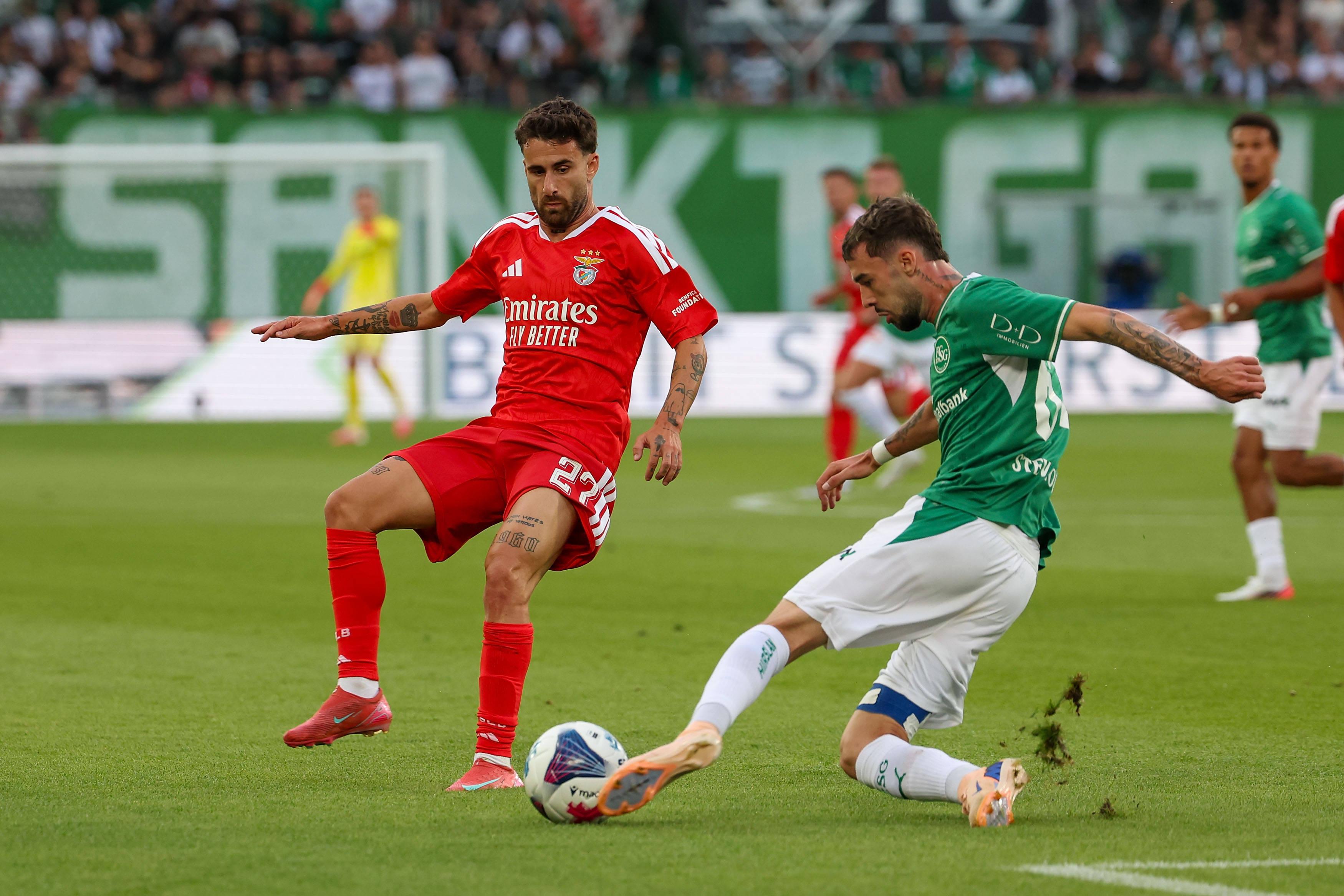 Rafa a pressionar um adversário no jogo frente ao St. Gallen - Foto: IMAGO
