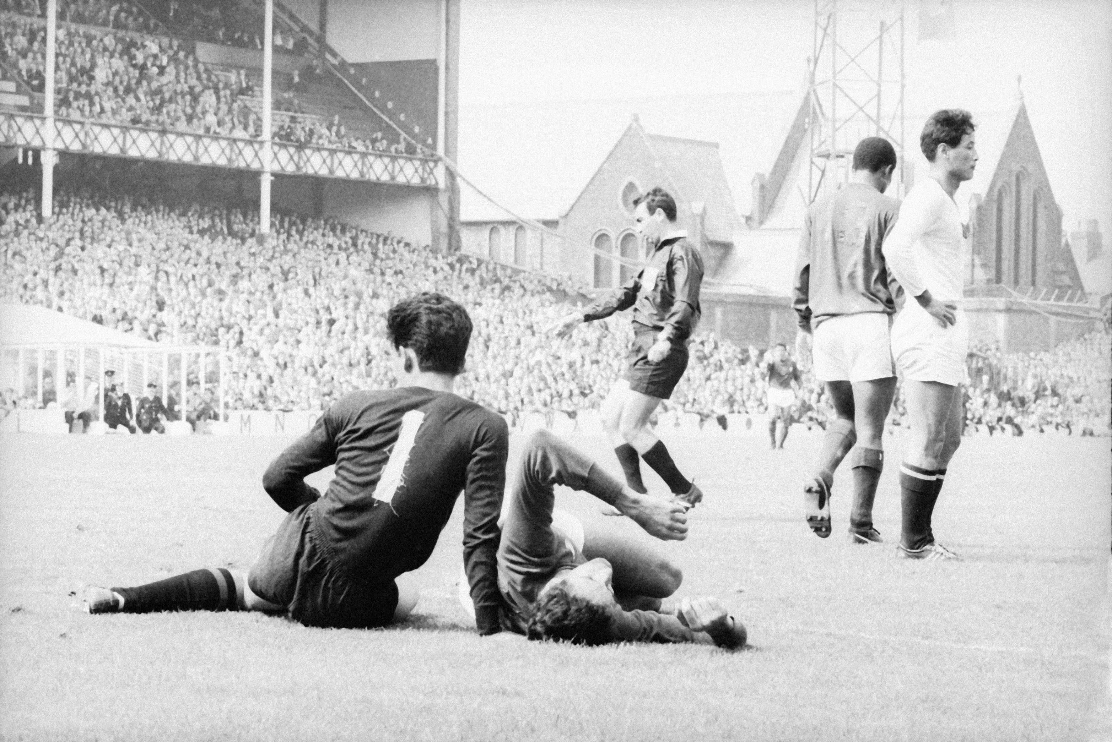 Menachen Ashkenael, árbitro israelita, aponta a marca de grande penalidade, apos derrube de Jose Torres feito pelo guarda-redes coreano Li Chan Myung, no Portugal-Coreia do Norte (5-3), em Goodison Park, Liverpool, de 1966 - Foto: A BOLA