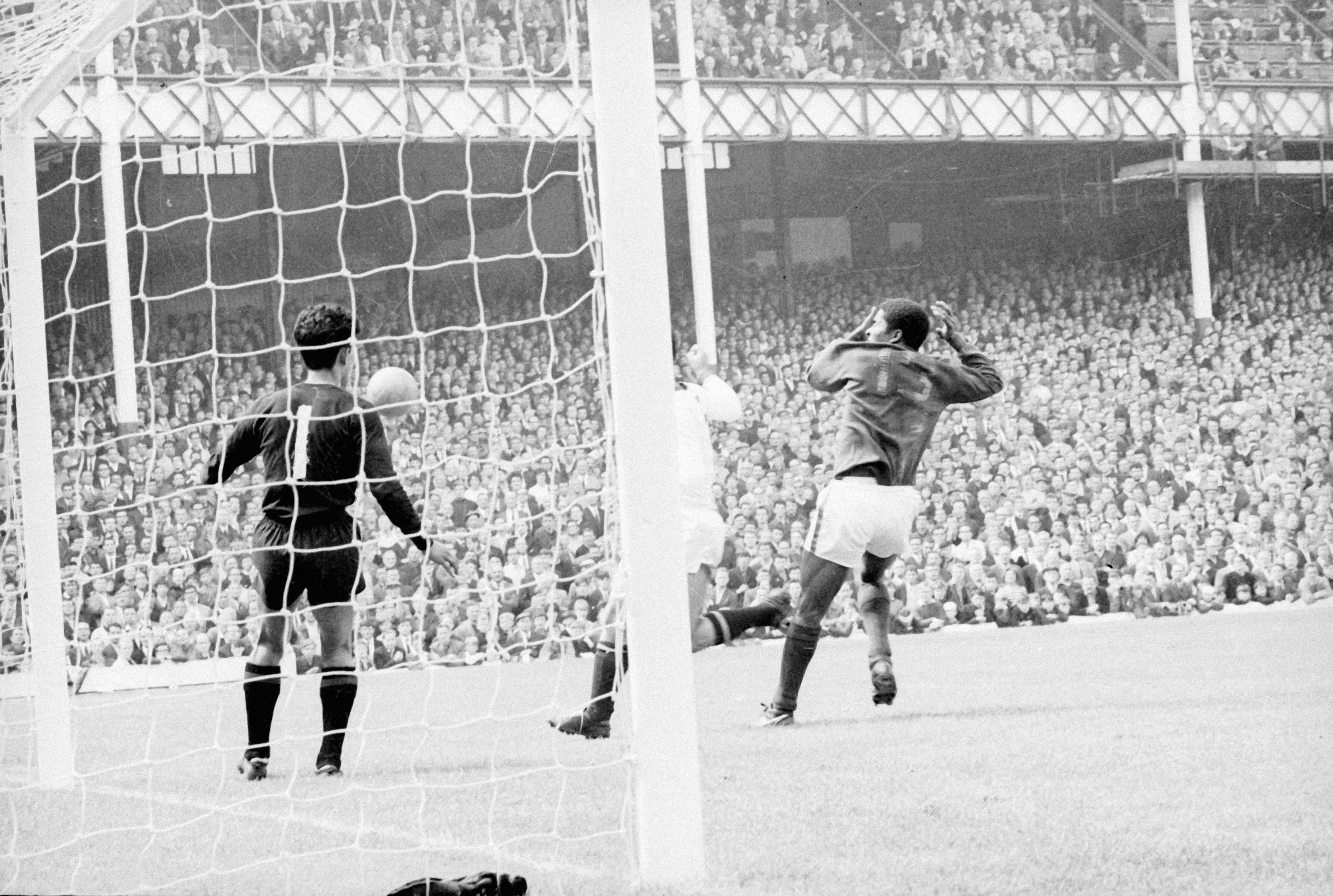 Eusébio no Portugal-Coreia do Norte (5-3), em Goodison Park, Liverpool, em 1966 - Foto: A BOLA