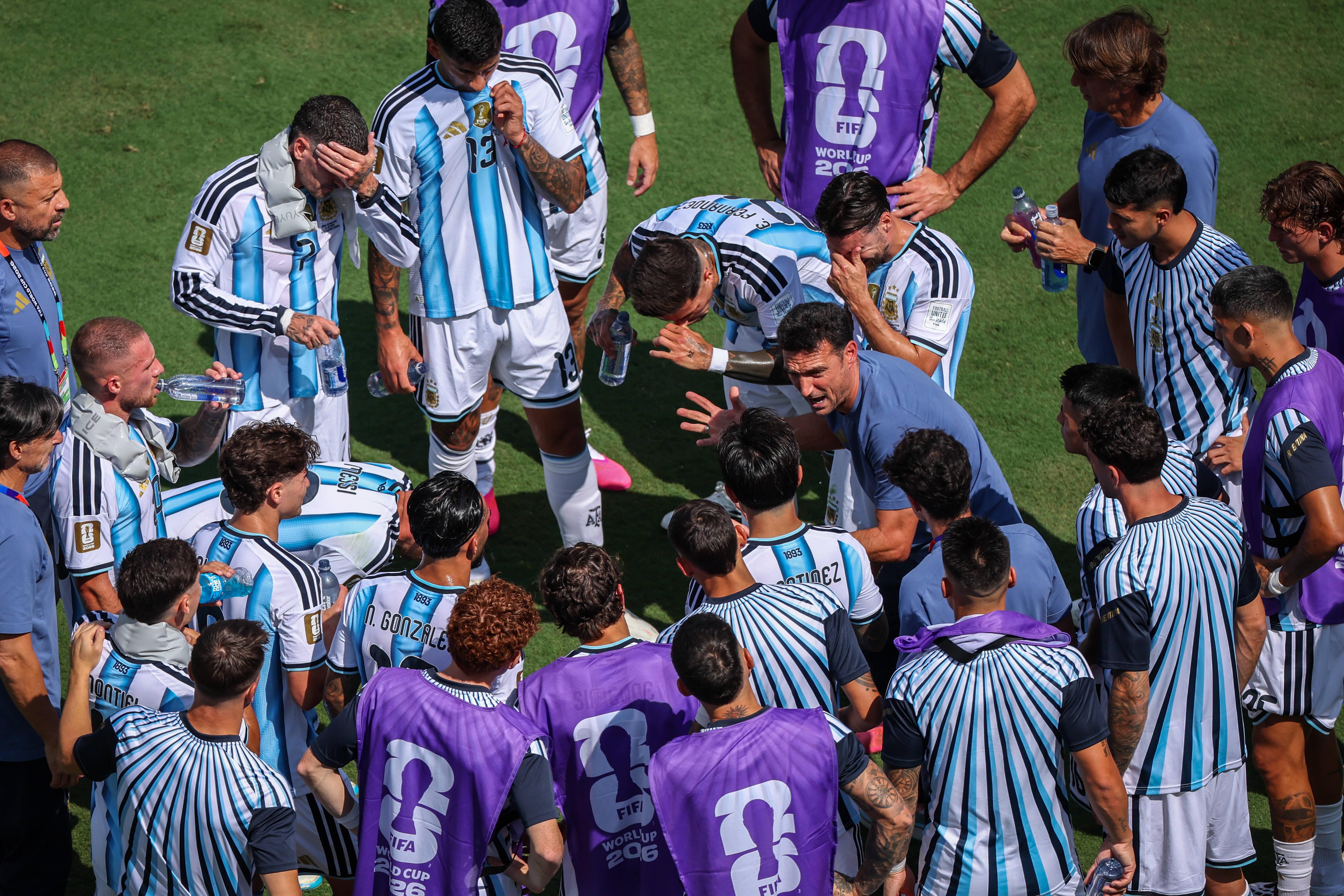 Scaloni fala com a equipa da Argentina na final do Mundial
