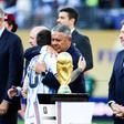 Claudio Tapia 
abraça Messi depois de final do Mundial perdida para a Espanha
