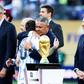Claudio Tapia 
abraça Messi depois de final do Mundial perdida para a Espanha