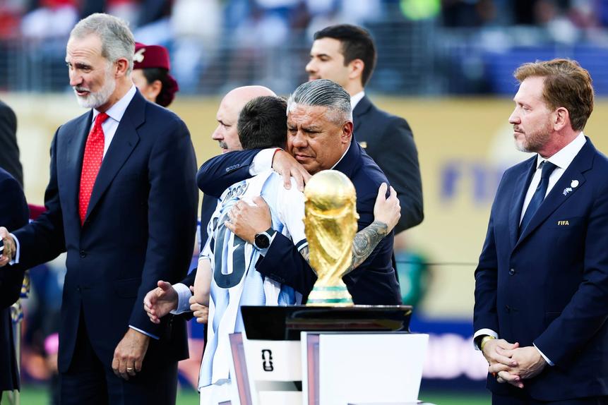 Claudio Tapia 
abraça Messi depois de final do Mundial perdida para a Espanha