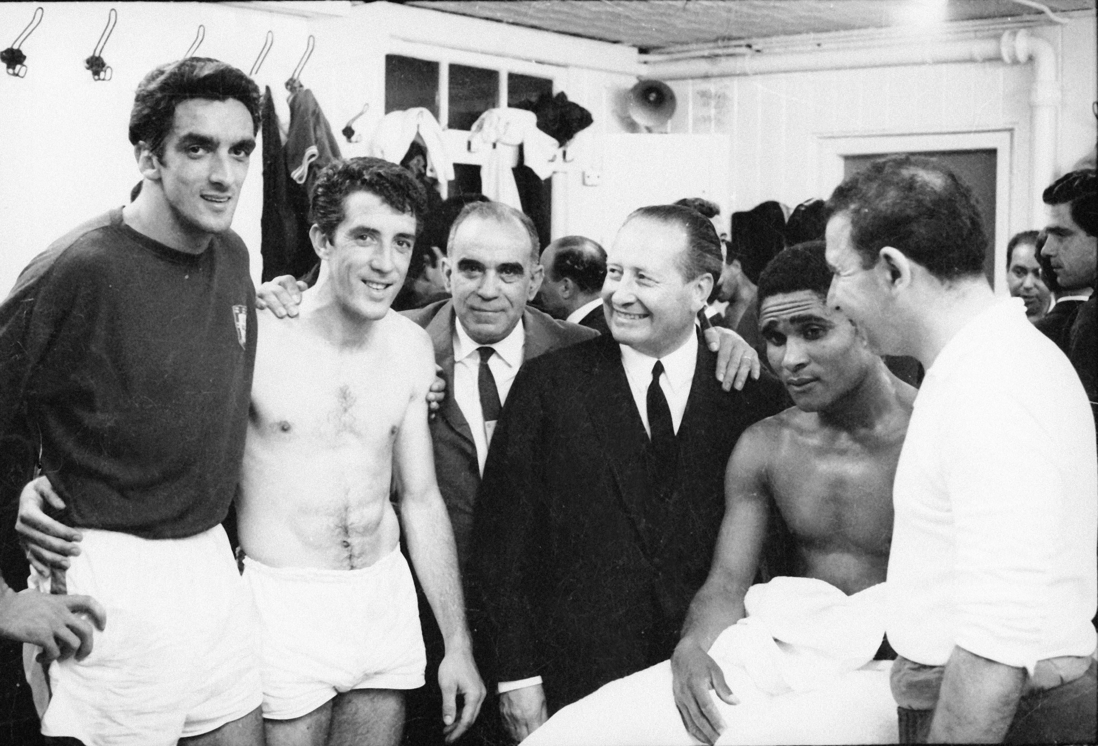 José Torres, José Augusto e Eusébio com Justino Pinheiro Machado, então presidente da FPF, e José Ferreira Queimado, presidente do Benfica, após triunfo sobre a Coreia do Sul em Goodison Park, em 1966 - Foto: A BOLA