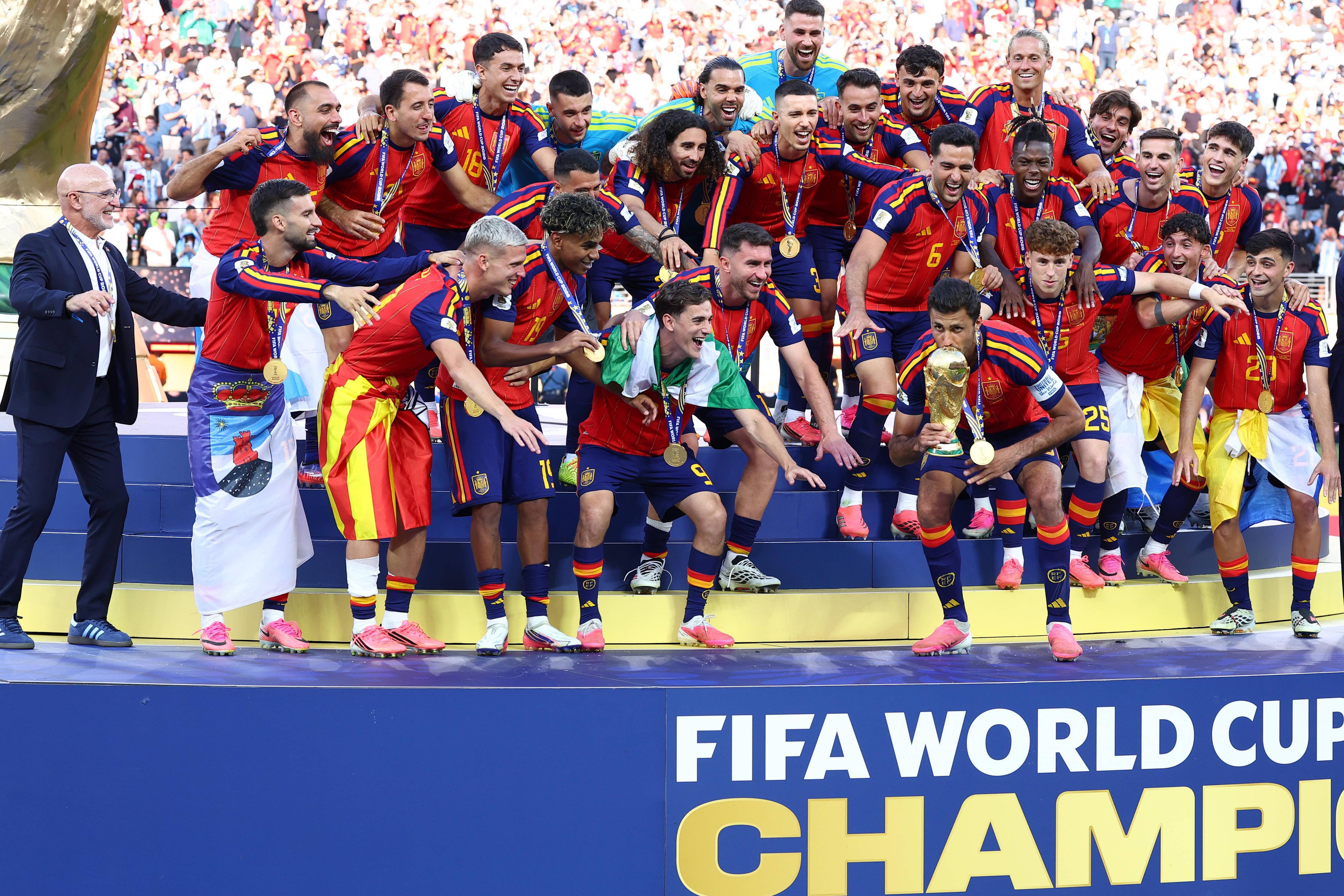 Rodri com o segundo troféu de campeão do mundo conquistado pela Espanha, 16 anos depois da festa na África do Sul — Foto: IMAGO
