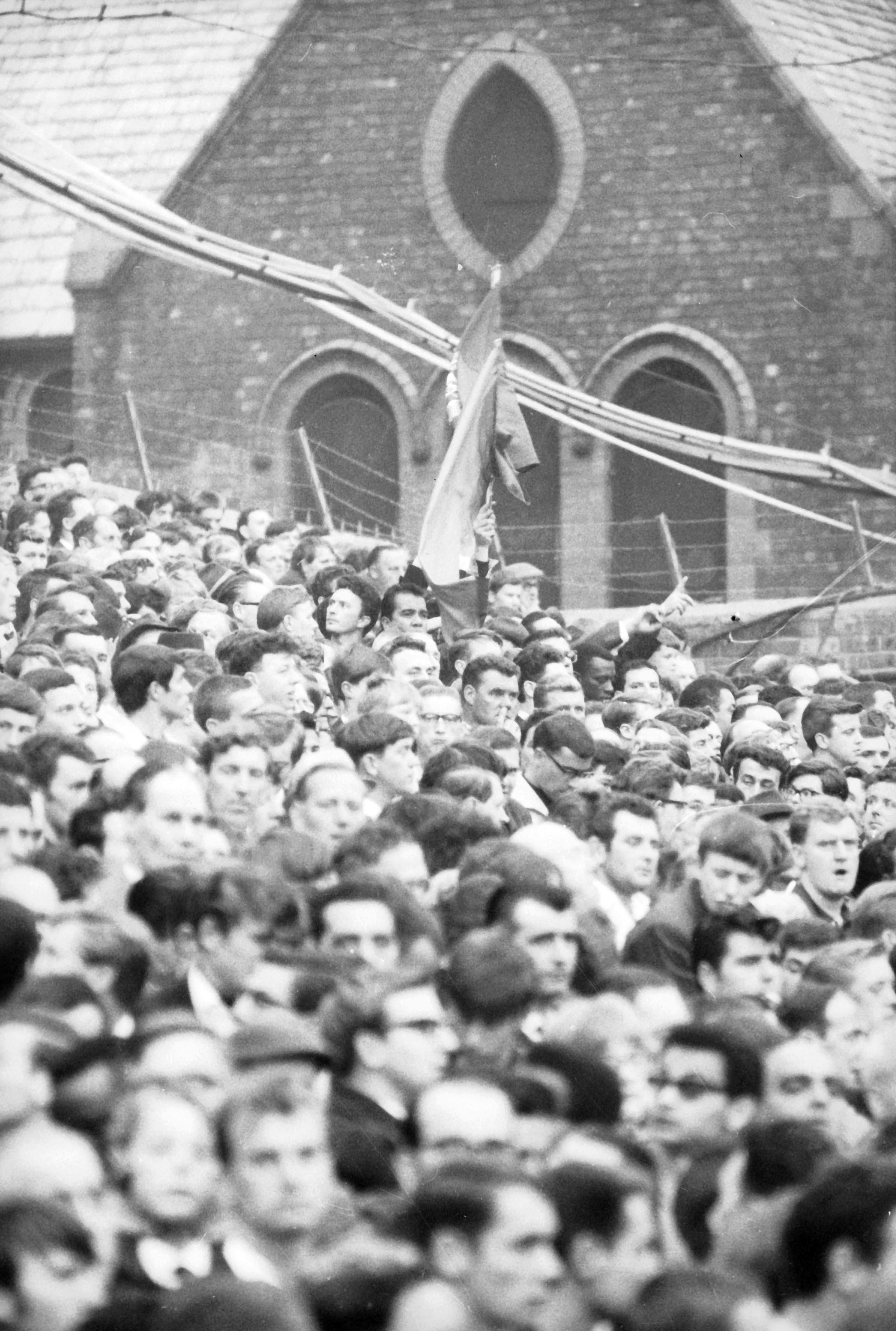 Adeptos portugueses em Goodison Park, Liverpool, para assistirem ao Portugal-Coreia do Norte (5-3), de 1966 - Foto: A BOLA