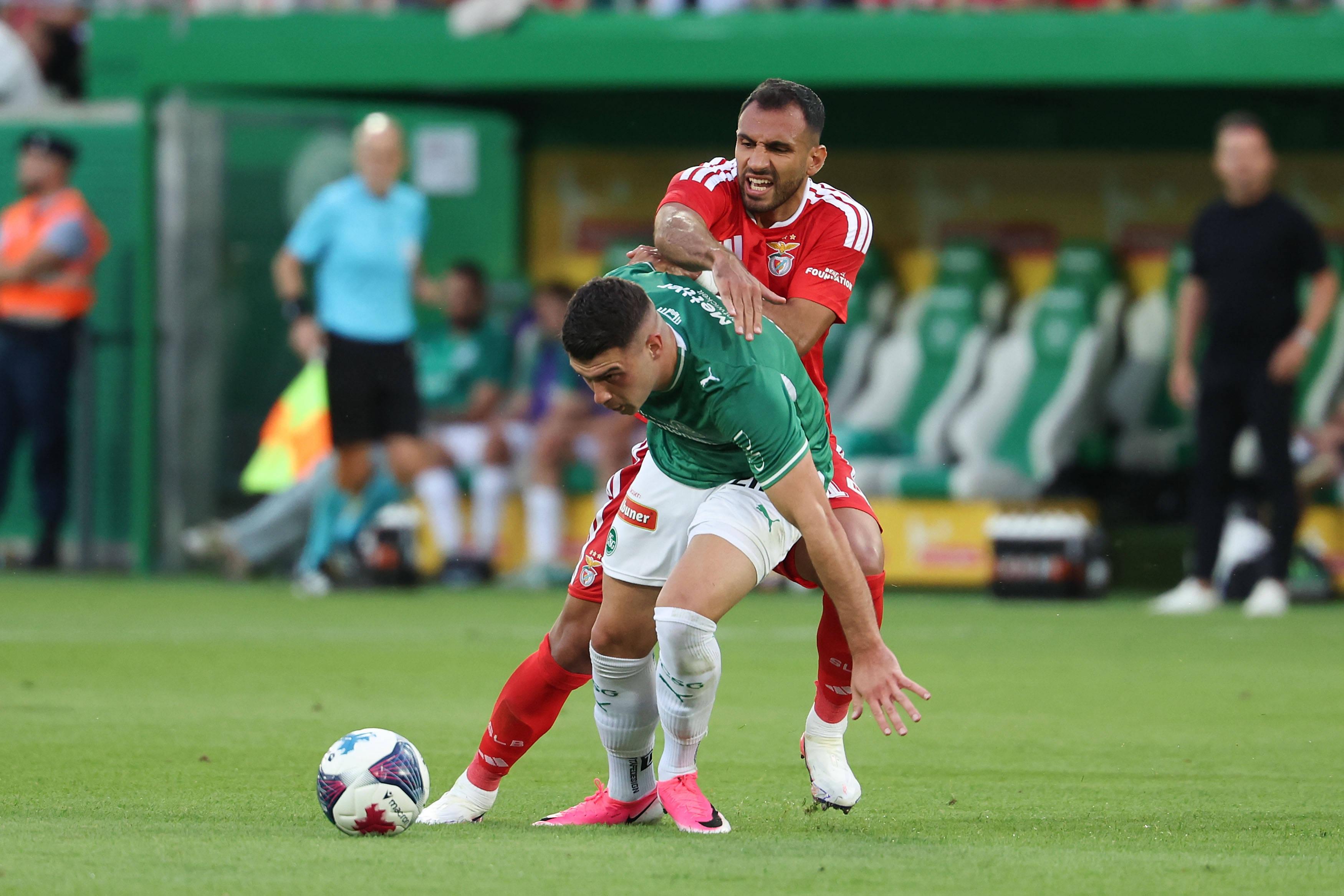 Pavlidis agarra adversário no jogo do Benfica frente ao St. Gallen - Foto: IMAGO
