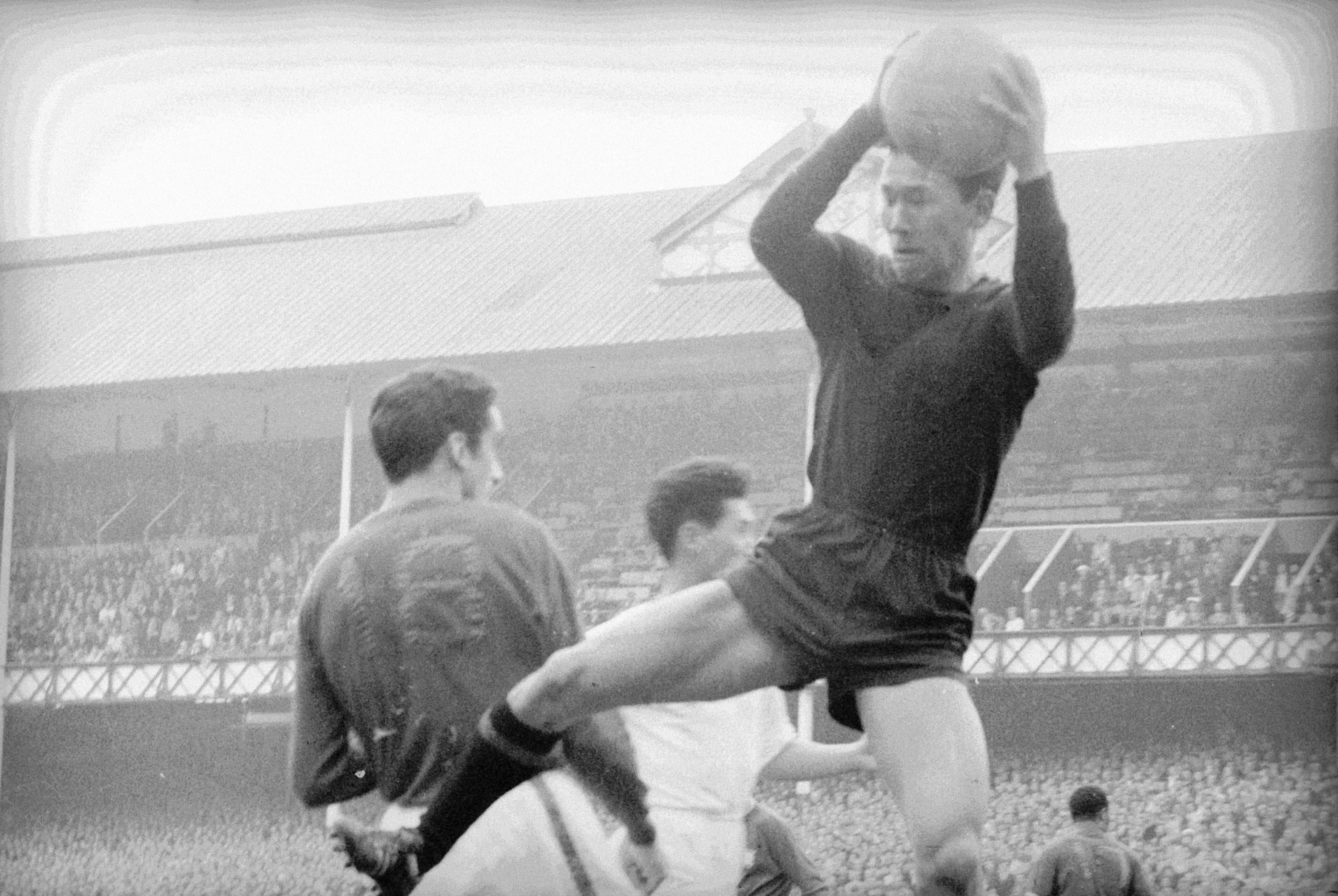 Li Chan Myung, guarda-redes coreano, defende perante a ameaça de José Torres no Portugal-Coreia do Norte (5-3), em Goodison Park, Liverpool, em 1966 - Foto: A BOLA