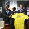 António José Seguro, ao lado do PR de Cabo Verde, José Maria Pereira Neves e do selecionador  Pedro Brito Bubista, com camisola do guarda-redes Vozinha - foto ANTÓNIO PEDRO SANTOS/LUSA