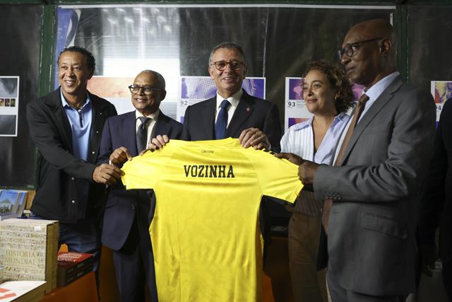 António José Seguro, ao lado do PR de Cabo Verde, José Maria Pereira Neves e do selecionador  Pedro Brito Bubista, com camisola do guarda-redes Vozinha - foto ANTÓNIO PEDRO SANTOS/LUSA
