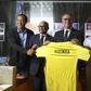 António José Seguro, ao lado do PR de Cabo Verde, José Maria Pereira Neves e do selecionador  Pedro Brito Bubista, com camisola do guarda-redes Vozinha - foto ANTÓNIO PEDRO SANTOS/LUSA