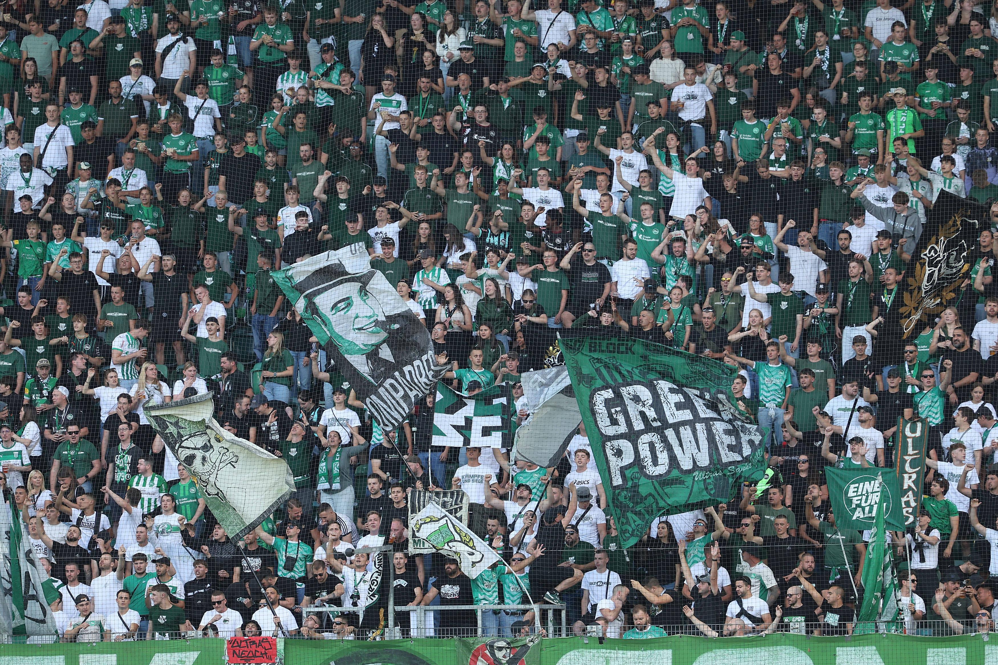 Adeptos do St. Gallen em festa nas bancadas no jogo frente ao Benfica - Foto: IMAGO