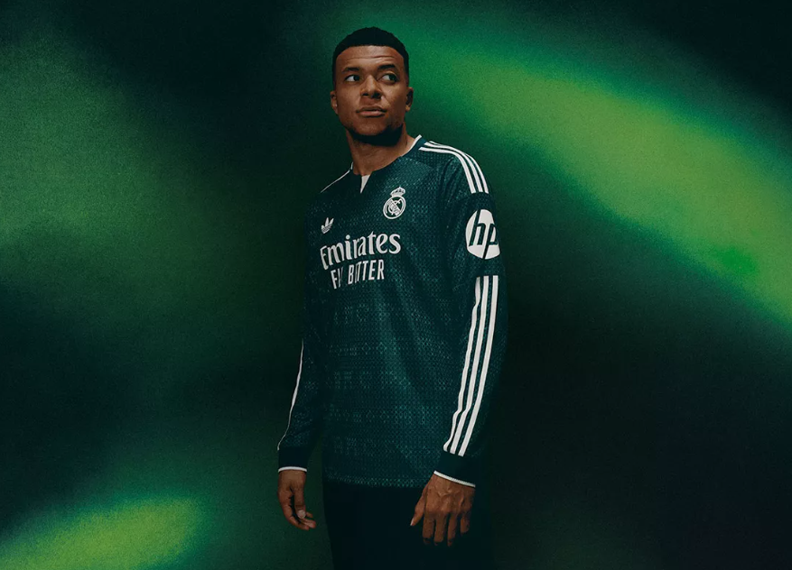 Mbappé com a camisola alternativa do Real Madrid para 2026/27 - Foto: Real Madrid