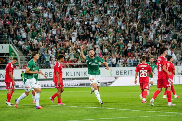 St. Gallen 2-1 Benfica. O plantel dos suíços tem um valor de mercado de €32 milhões; o do Benfica é superior a €400 milhões (dados do Transfermarkt). A equipa consentiu demasiadas facilidades nos dois golos sofridos