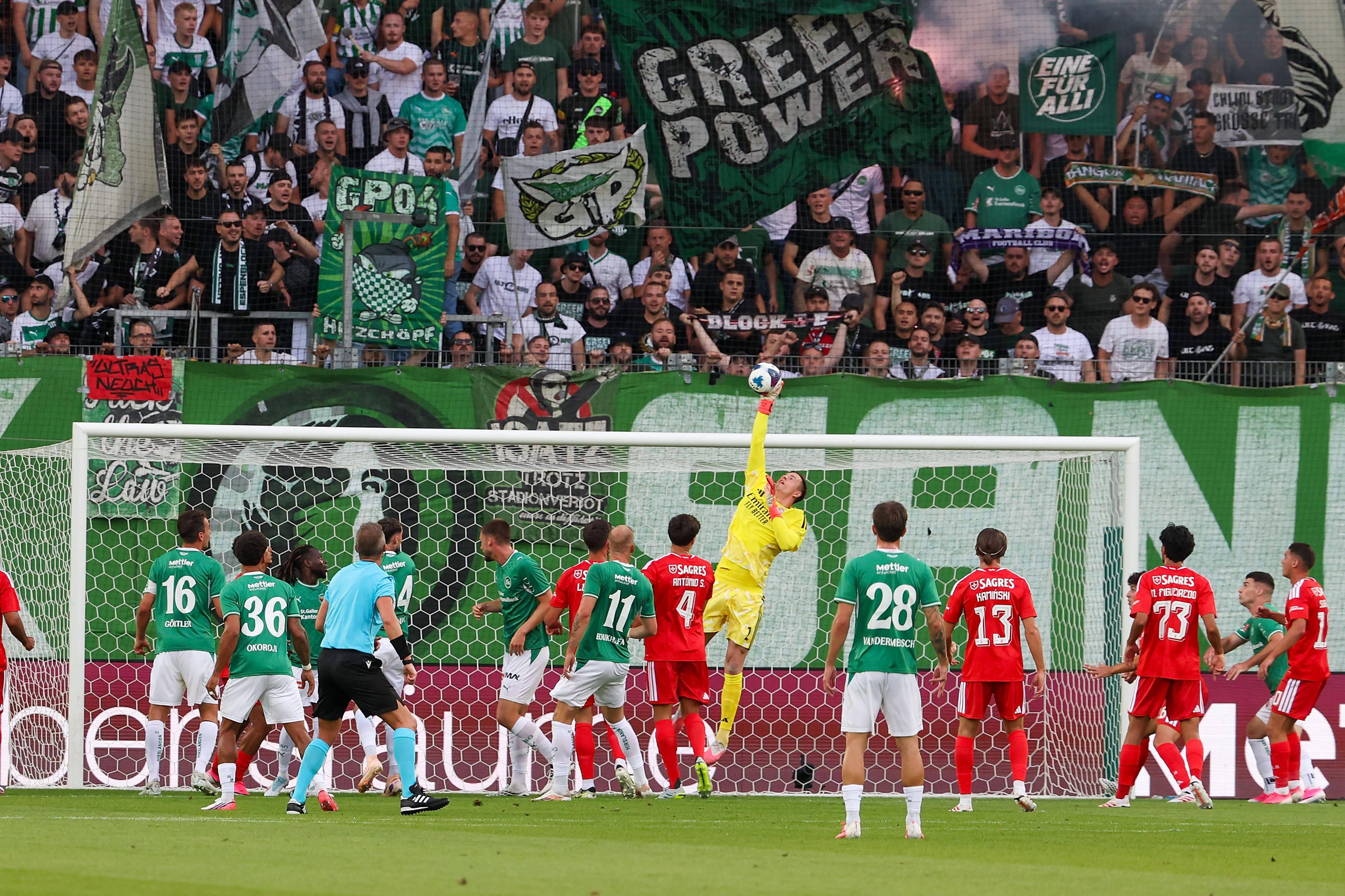Trubin defende remate no jogo frente ao St. Gallen - Foto: IMAGO