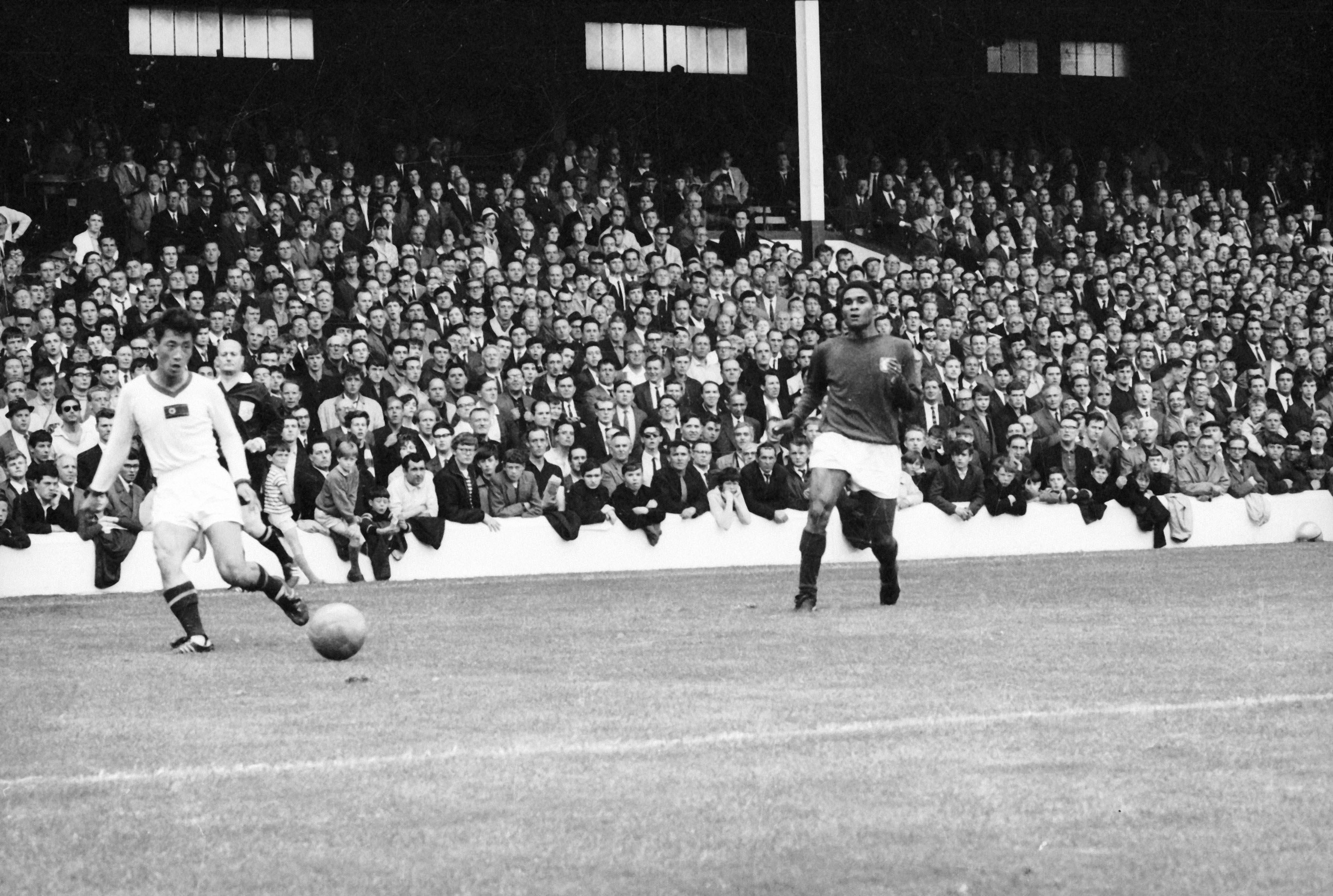 Eusébio no Portugal-Coreia do Norte (5-3), em Goodison Park, Liverpool, em 1966 - Foto: A BOLA